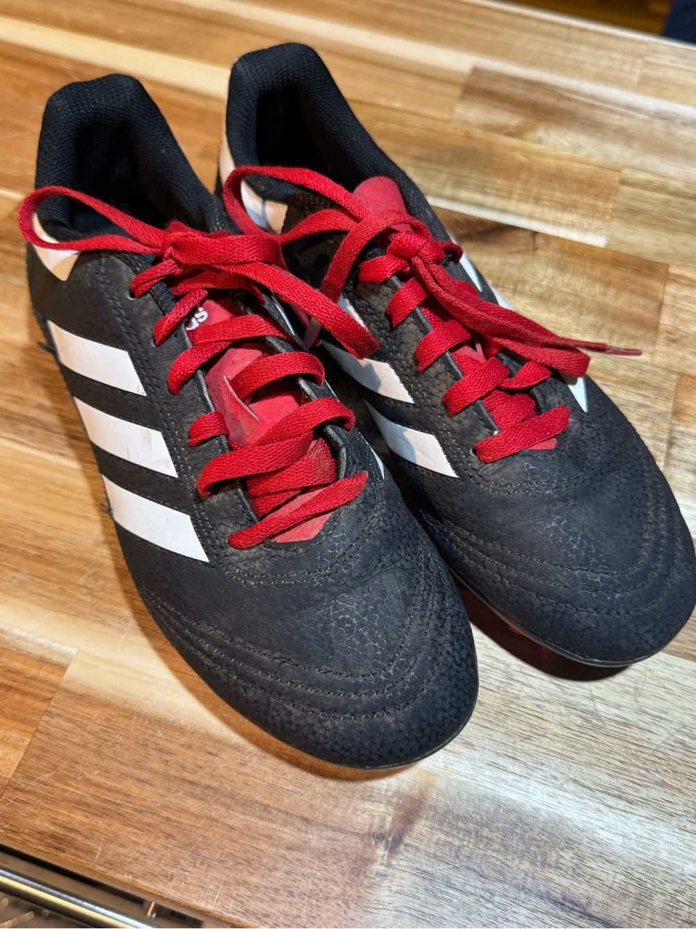 KIDS ADIDAS GOLETTO VI OUTDOOR SOCCER CLEATS SIZE 3 Red, black, white